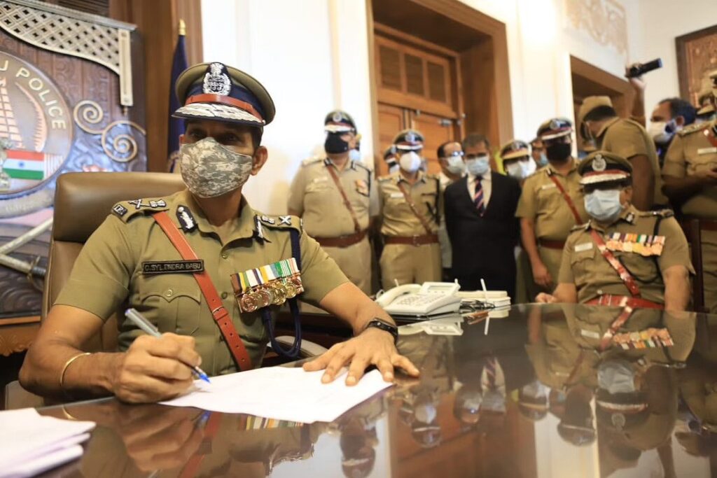 வட இந்தியாவிற்கு போய் ஊர் சுற்றுங்கள்.. பெண்ணிடம் அநாகரிகமாக பேசிய காவல் துறை அதிகாரி!