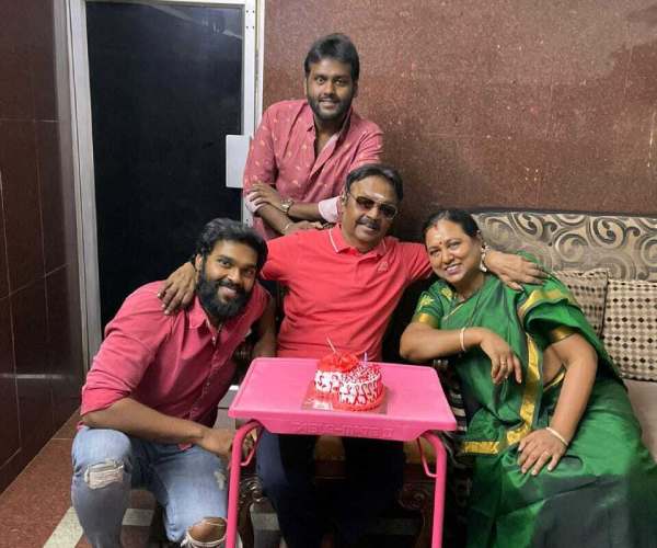 இப்போதும் விஜயகாந்த் சிங்கம்தான்.. மகனுக்கு கேக் ஊட்டிய புகைப்படம் வைரல்!