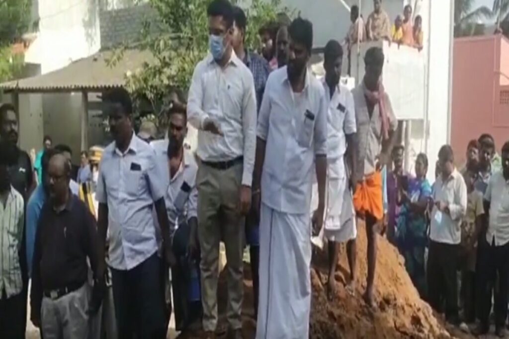 தலை துண்டிக்கப்பட்ட நிலையில் தொழிலாளி உடல் மீட்பு – மூவர் கைது !