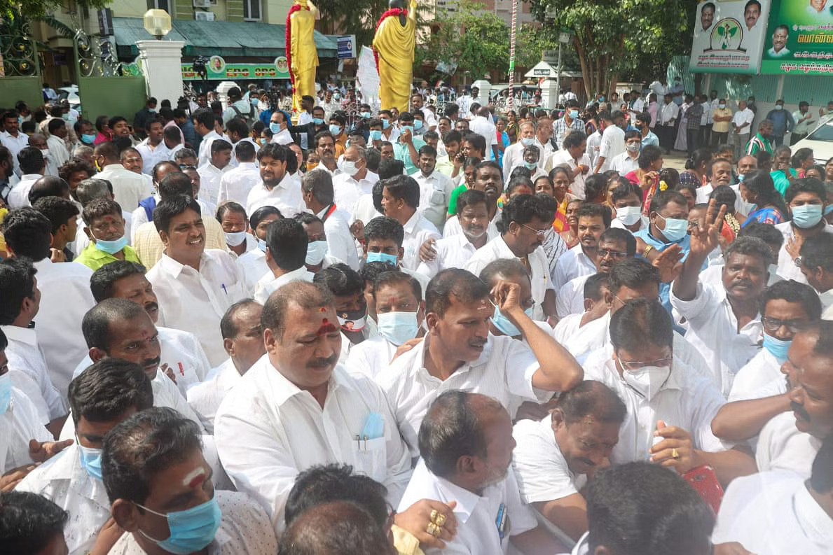 அதிமுக அலுவலக கூட்டத்தில் மோதல்