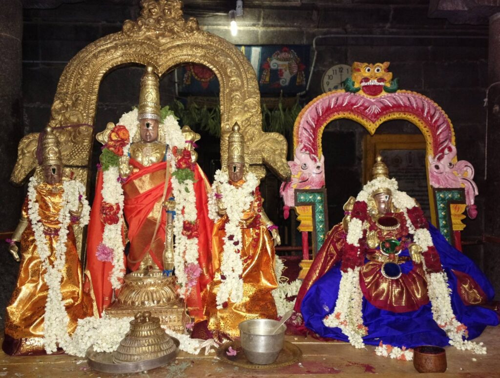 பெருமாள் கோவிலில் சடாரி வைப்பதன் அர்த்தம் என்ன தெரியுமா?