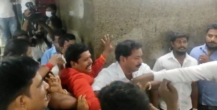 ஒற்றைத் தலைமை சர்ச்சை எதிரொலி; ஓபிஎஸ்-இபிஎஸ் ஆதரவாளர்களிடையே மோதல்!