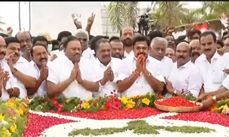 தலைவர்கள் நினைவிடங்களில் எடப்பாடி பழனிசாமி மரியாதை !