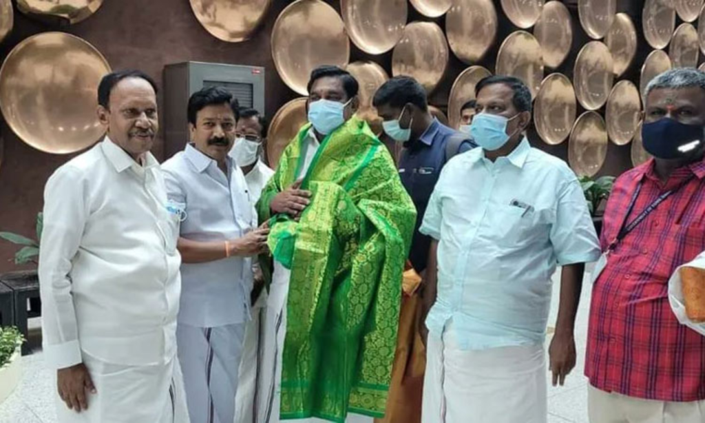 டெல்லியில் எடப்பாடி பழனிசாமிக்கு உற்சாக வரவேற்பு !