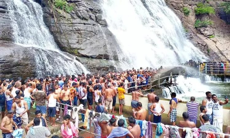 விடுமுறை நாட்கள் : குற்றாலத்தில் குவிந்த சுற்றலா பயணிகள் !