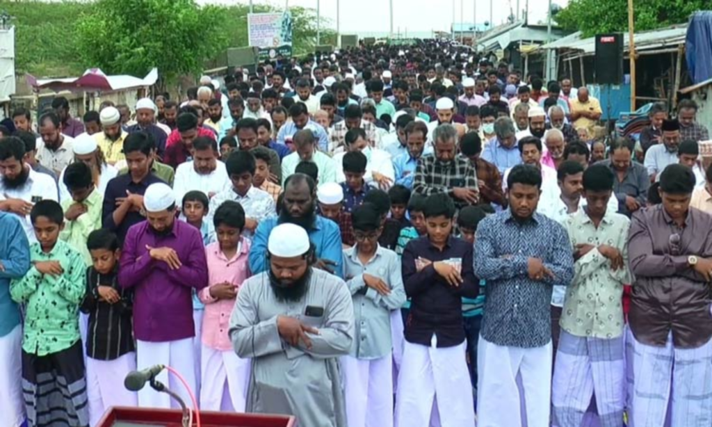நாகூர் கடற்கரையில் பக்ரீத் சிறப்பு தொழுகை – ஏராளமான மக்கள் பங்கேற்பு !