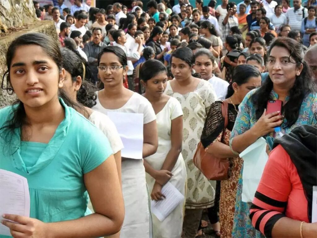 நீட் தேர்வு : நாடு முழுவதும் 95% மாணவர்கள் தேர்வு எழுதினர் !