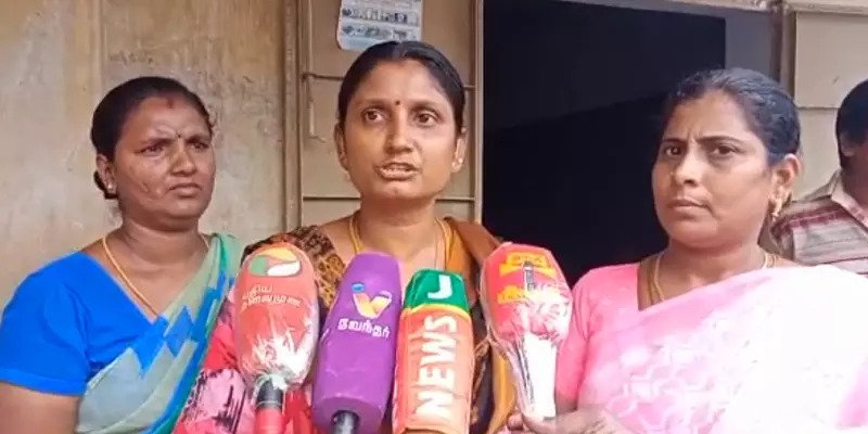 அரசுப்பள்ளியின் அவலநிலை : பெயர்ந்து விழும் சுவர்கள், 435 மாணவிகளுக்கு ஒரு கழிவறை !