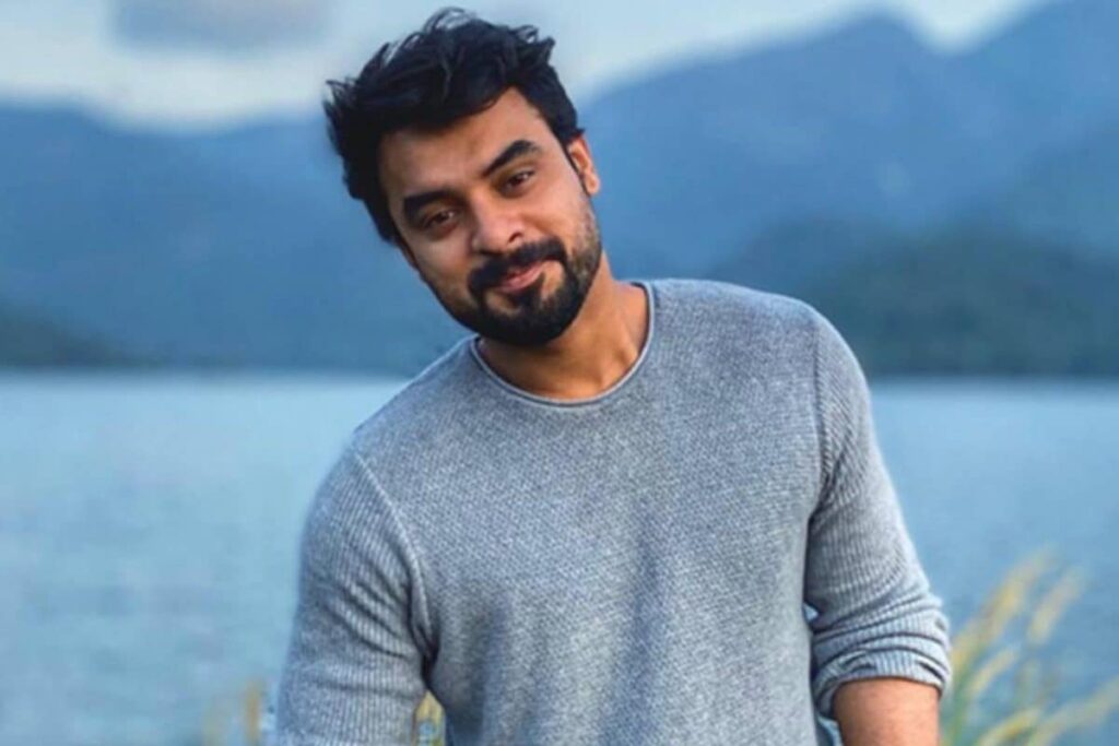 டோவினோ தாமஸ் படப்பிடிப்பில் தாக்குதல் : ஒருவர் படுகாயம் !