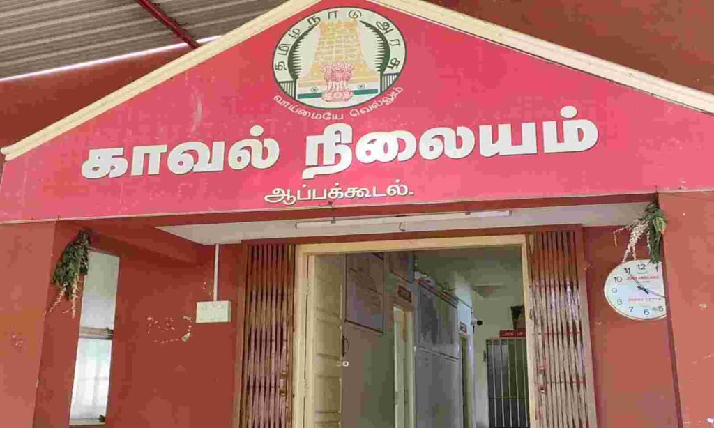 வீட்டில் டி.வி பார்த்துக் கொண்டிருந்த பெண் – தாலி சங்கிலி பறிப்பு !