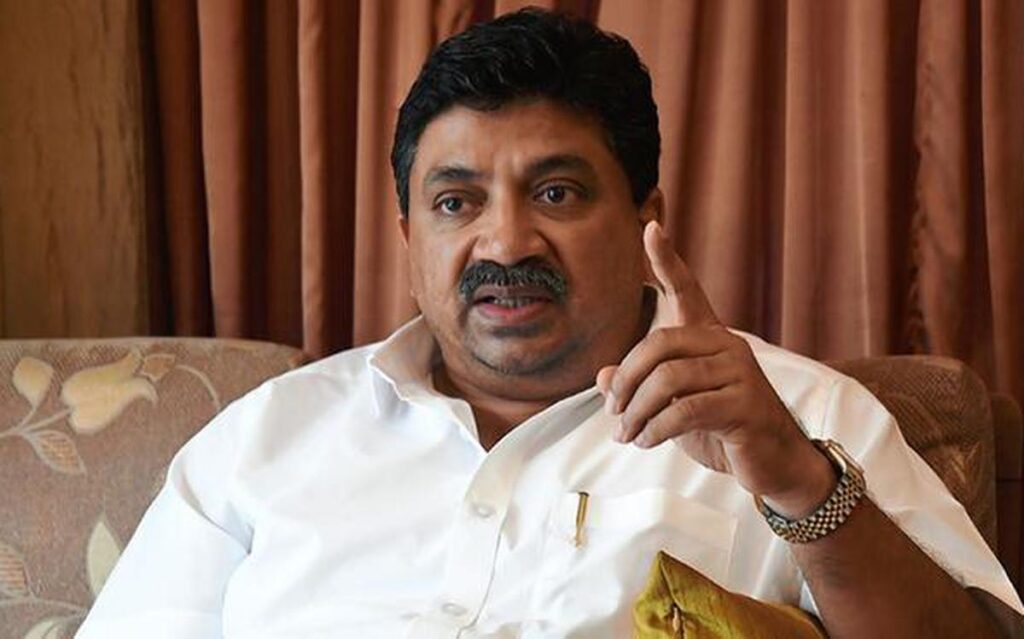 காலணி பாதுகாப்பாக உள்ளது, உரியவர் பெற்றுக்கொள்ளலாம் – அமைச்சர் ட்விட் !