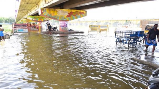 மதுரை வைகை ஆற்றில் வெள்ளப்பெருக்கு – கண்காணிப்பில் காவல்துறையினர் !