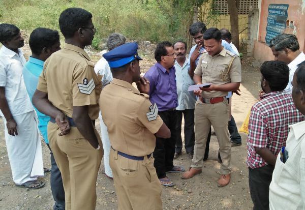 காவலரை தாக்கிய இளைஞர்கள் – சி.சி.டி.வி காட்சியை வைத்து தேடும் போலீசார் !