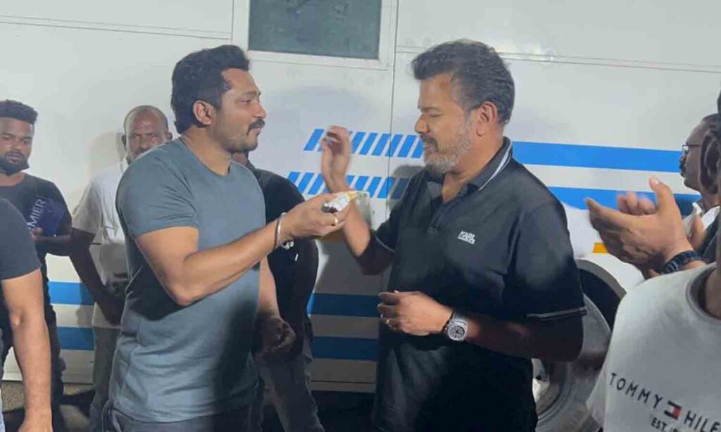 படப்பிடிப்பு தளத்தில் பிறந்தநாள் கொண்டாடிய பிரபல நடிகர்!