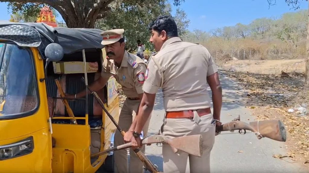 ஆம்பூரில் பரபரப்பு… வீட்டில் பதுக்கி வைக்கப்பட்டிருந்த நாட்டுத் துப்பாக்கிகள் பறிமுதல்!