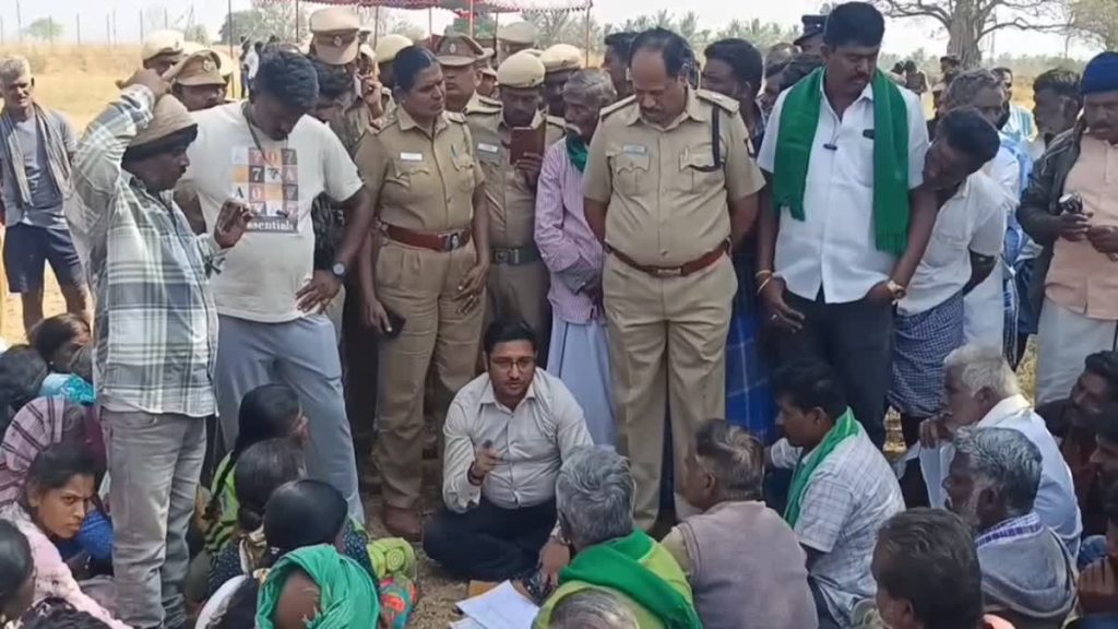 யானை தாக்கி இளைஞர் உயிரிழப்பு: சடலத்துடன் ஊர் மக்கள் போராட்டம்
