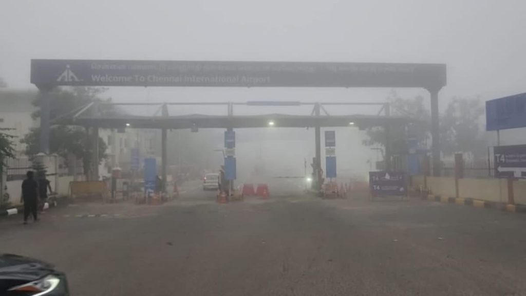 பனிமூட்டம் காரணமாக விமான சேவை பாதிப்பு; பயணிகள் கடும் அவதி