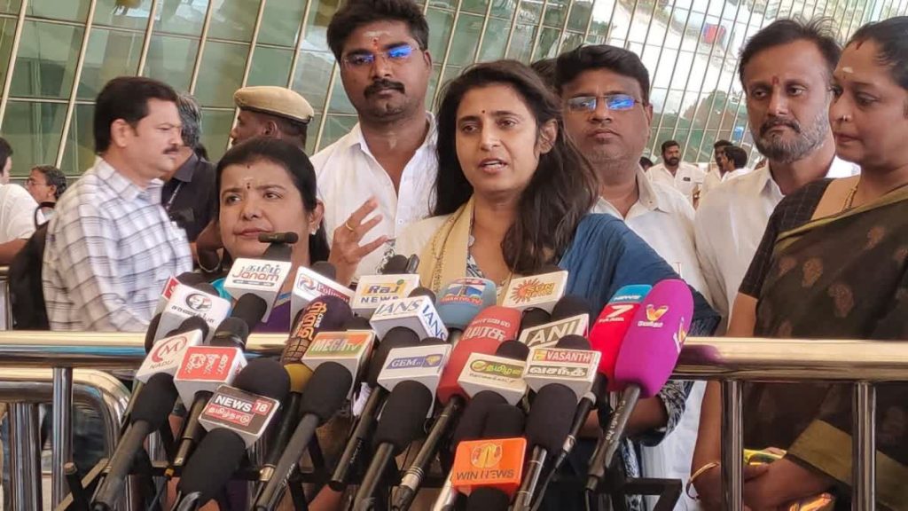 ‘தமிழ்நாட்டில் நடக்கும் எந்த பிரச்சனைக்கும் விஜய் குரல் கொடுப்பதில்லை’ – நடிகை கஸ்தூரி