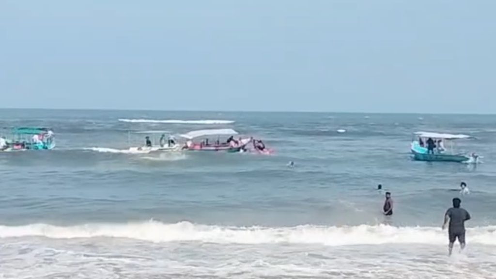 புதுச்சேரியில் படகு கவிழ்ந்து விபத்தில் பெண் பலி- அடிக்கடி ஏற்படும் விபத்துகளால் சுற்றுலா பயணிகள் பீதி