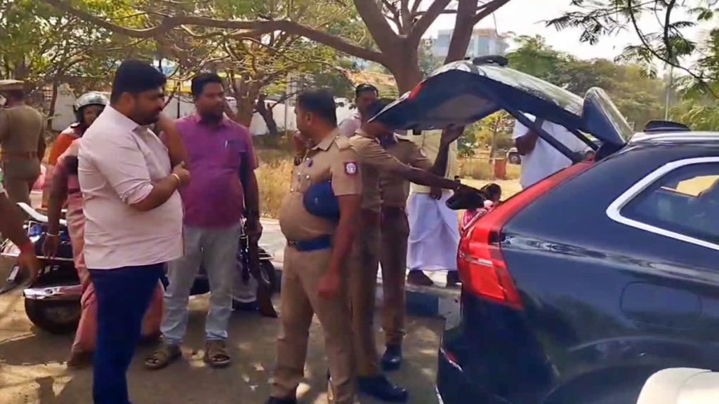 திருப்பூர் ஆட்சியர் அலுவலகத்திற்கு துப்பாக்கியுடன் வந்த நபரால் பரபரப்பு