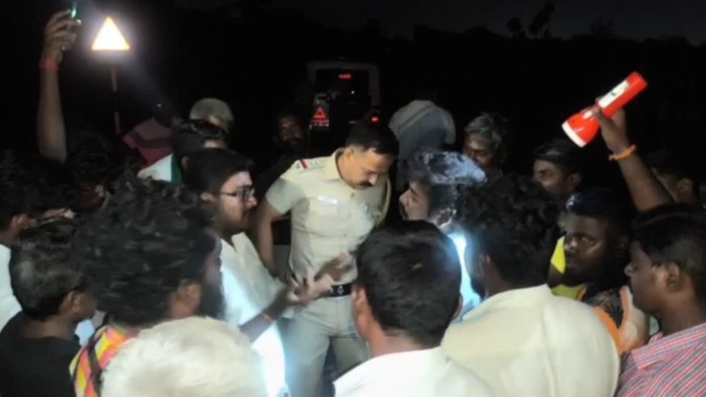 அரவக்குறிச்சி அருகே உயிரிழந்தவரின் சடலம் மாற்றி ஒப்படைக்கப்பட்ட விவகாரம்: இறுதி சடங்கில் பரபரப்பு